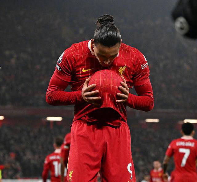 利物浦主场失意，范迪克主罚点球后被扑