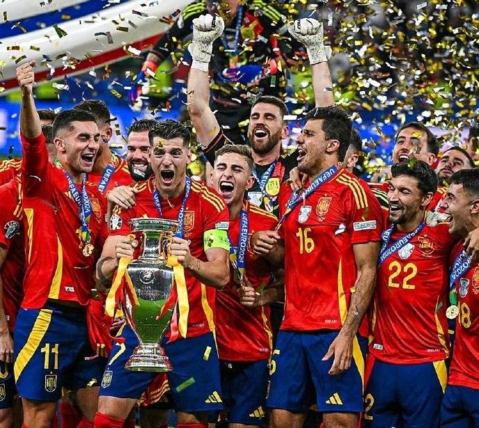 包含西甲夺冠热门陷入低迷，卫冕重担难以承受的词条