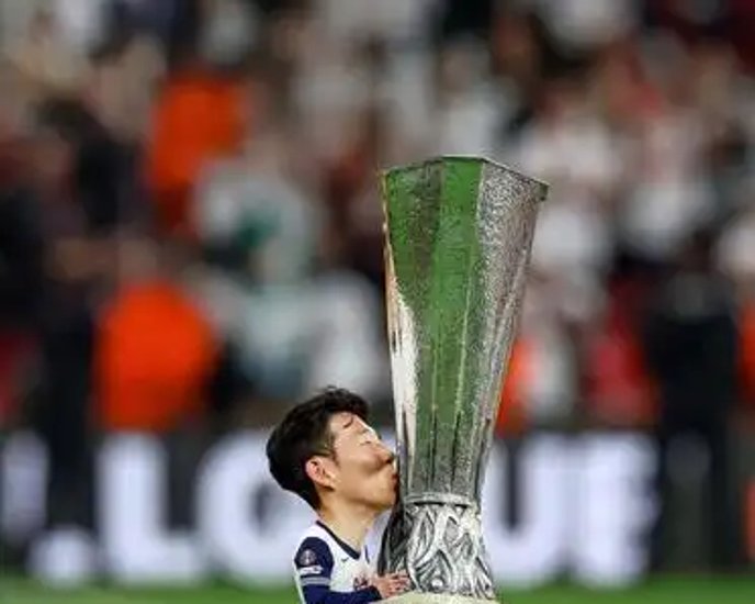 场上球员积极拼搏，为球队争取胜利的简单介绍