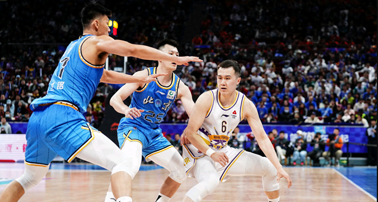 强强对话，球场战局扣人心弦