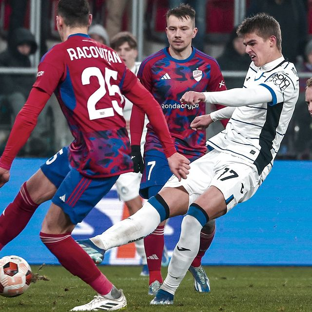 亚特兰大球员半场连进两球领先对手.