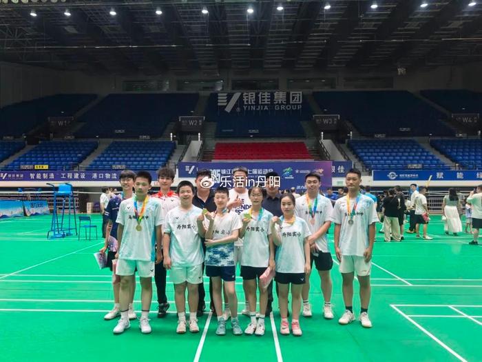 默契配合：羽毛球选手共同斩获