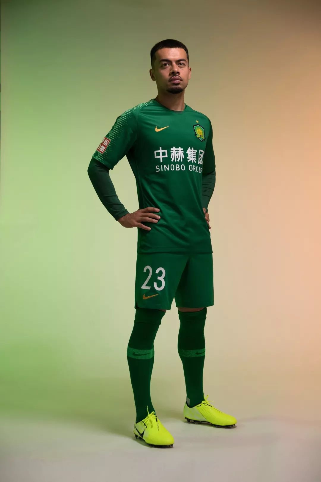 少年足球天才露出锋芒，迈向世界舞台