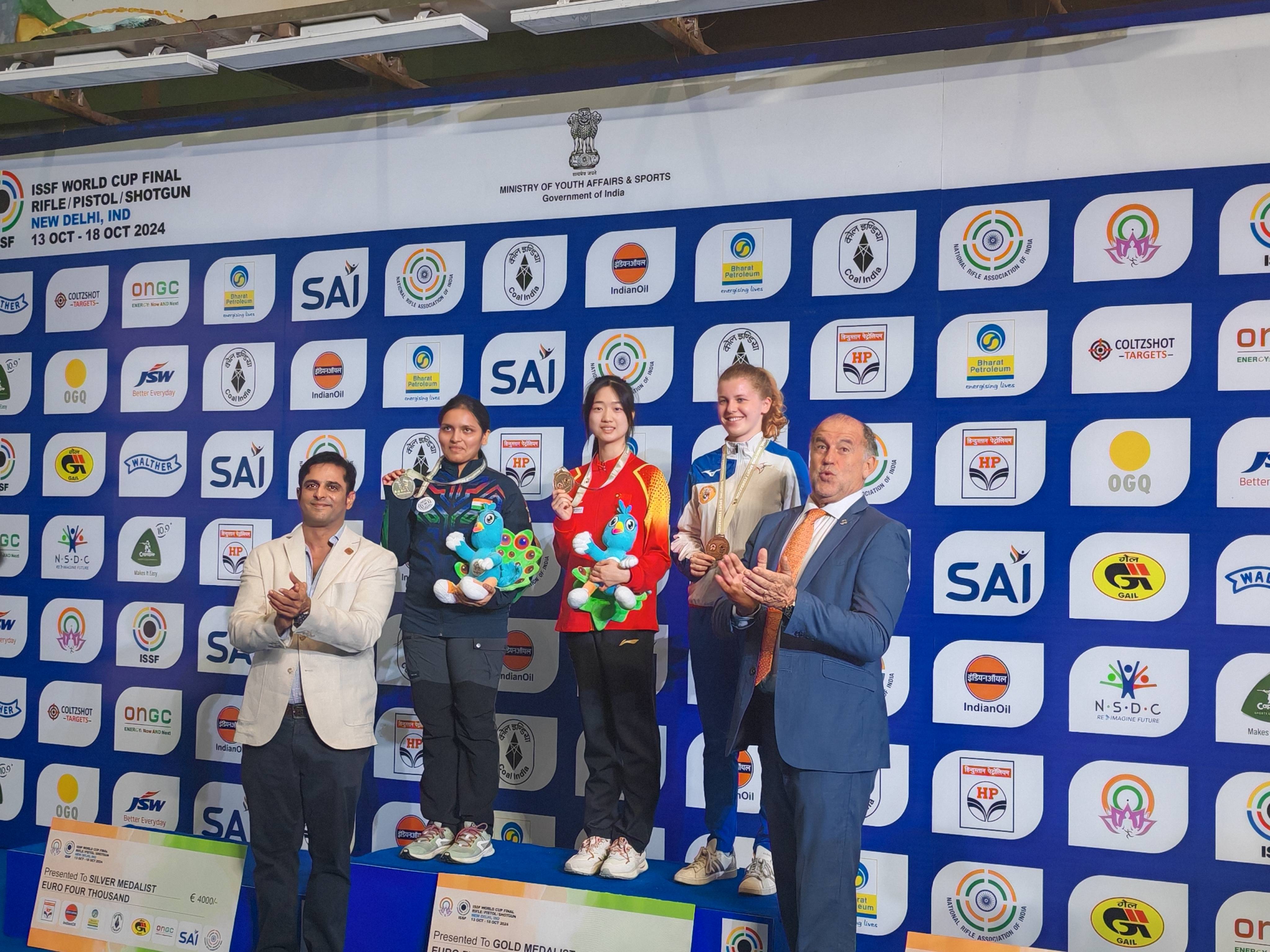 中国射击选手夺冠，国羽混双成功晋级半决赛