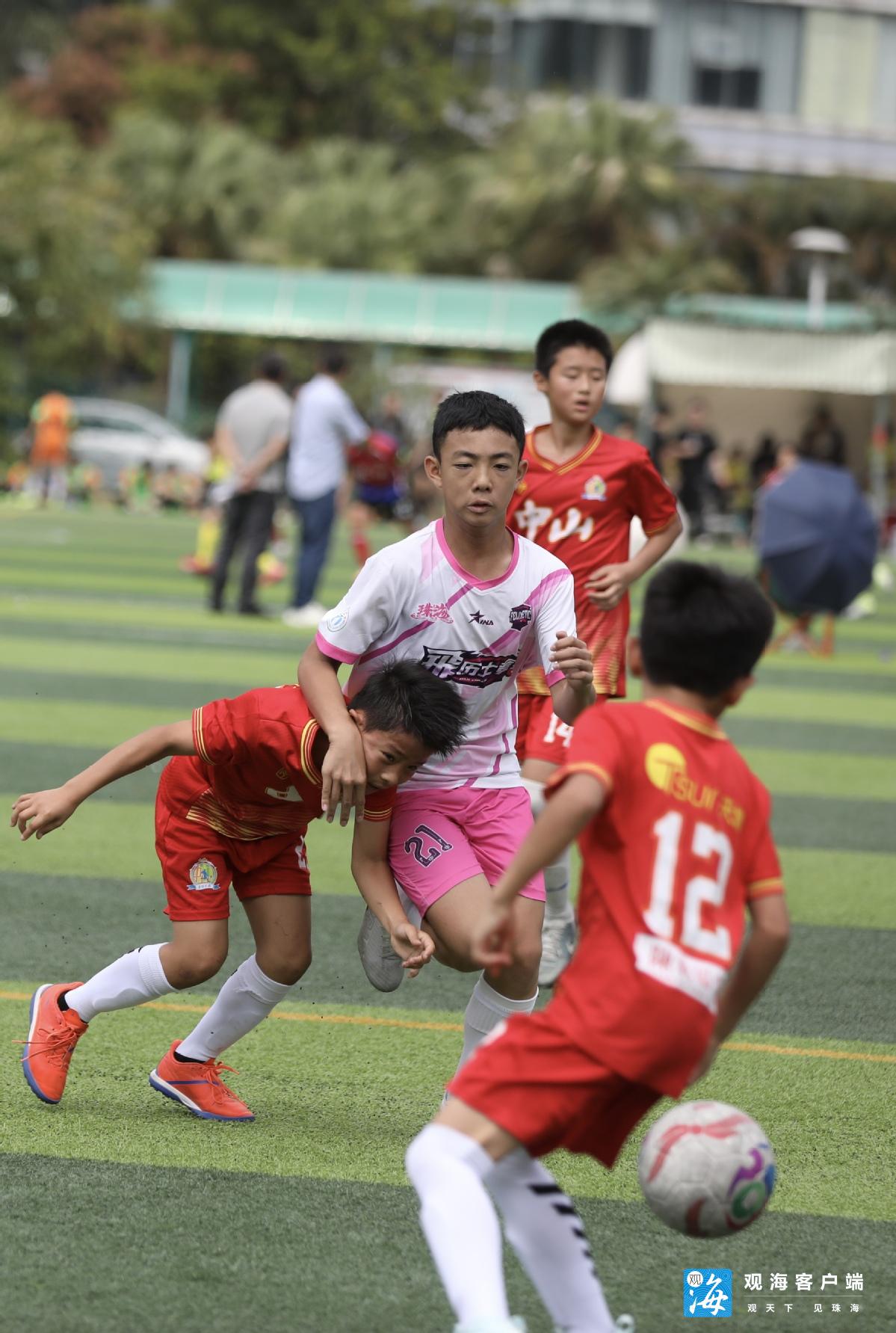 关于激烈角逐中取得胜绩的足球队表现亮眼的信息