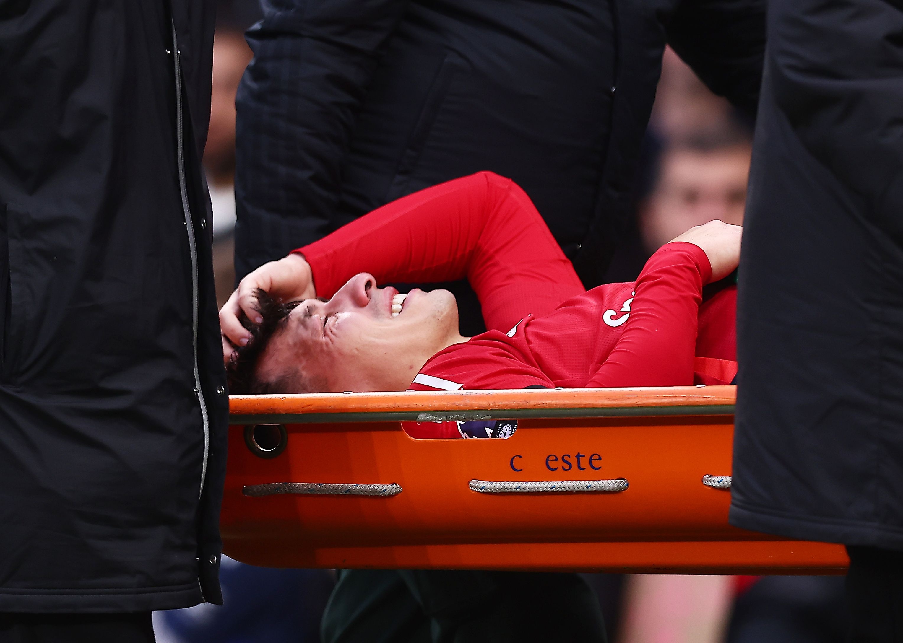 开云体育入口-曼联客场遭遇挫败，主帅面临压力