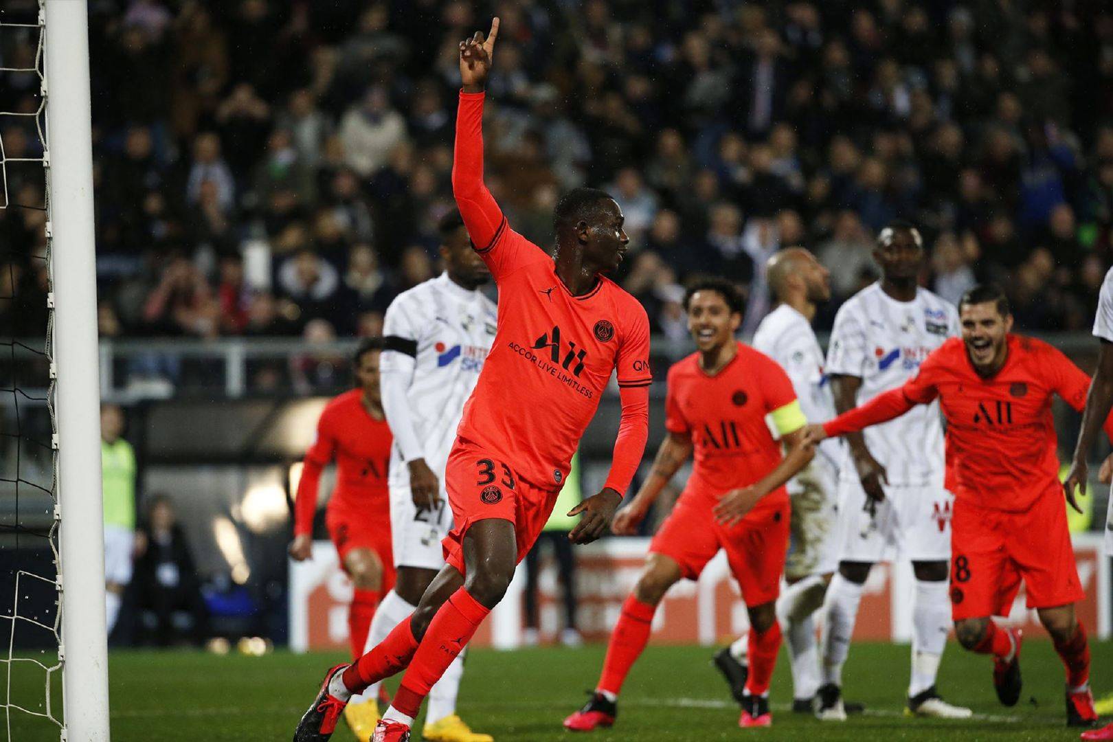 亚眠在客场历经苦战，终于取得一场胜利的简单介绍