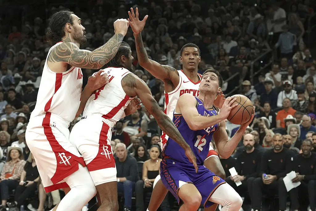 篮球比赛中一支实力强劲的球队陷入困境