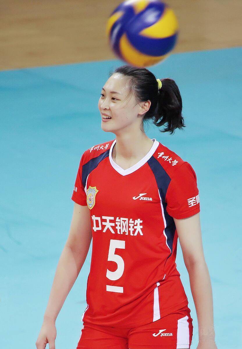 惠若琪现身足球场观战，与球迷互动热闹