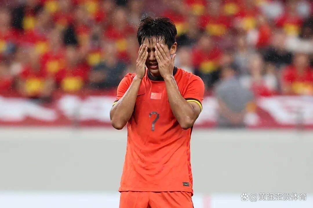 足球界一场惊心动魄的较量令观众心潮澎湃