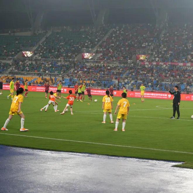 包含国内足球联赛风云际会，选手个个实力强的词条