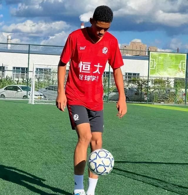 包含新援上演帽子戏法，助力球队大胜对手的词条