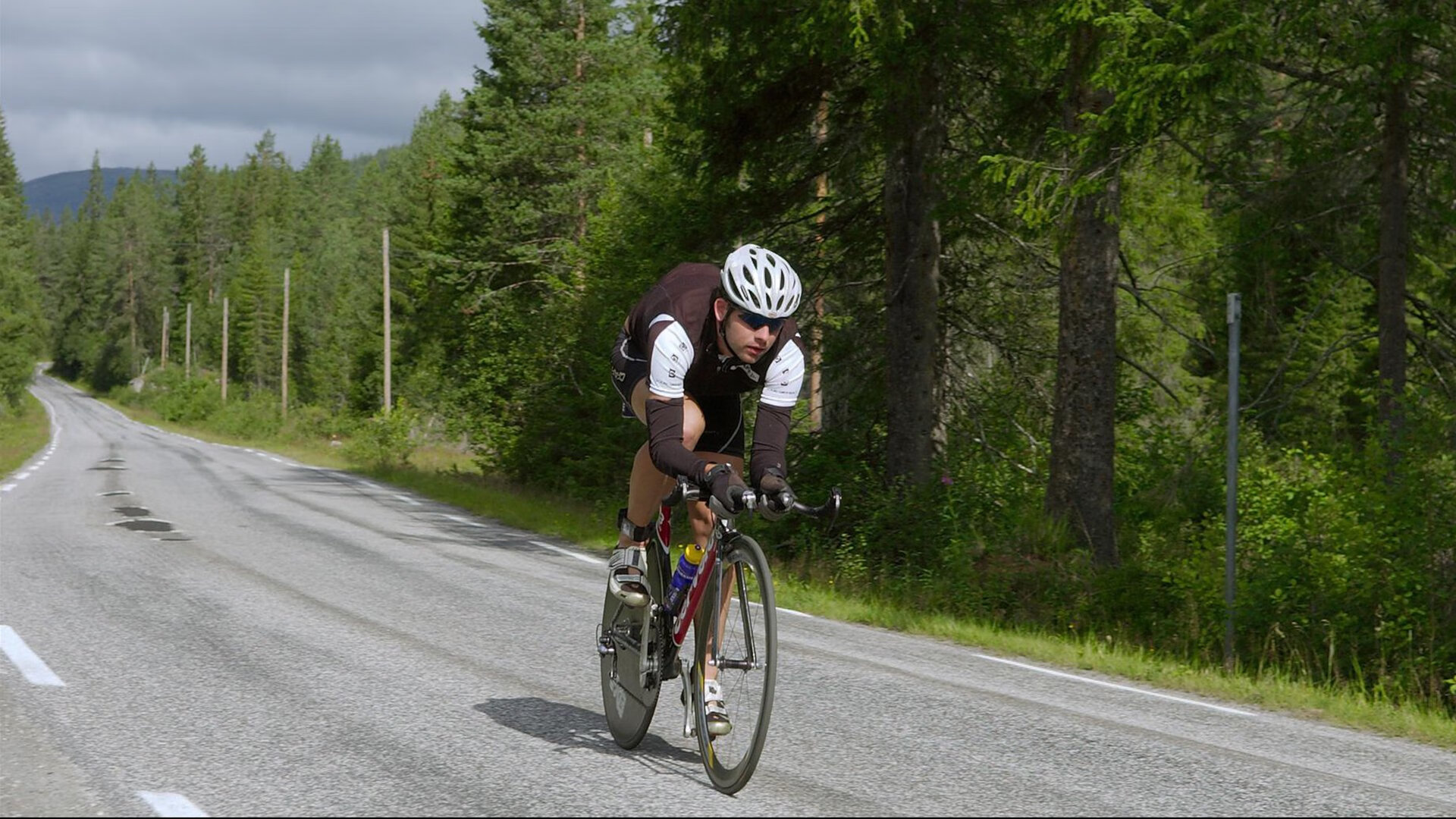开云APP-跨越运动的逆转史诗，当欧冠赛场响起灰熊的咆哮
